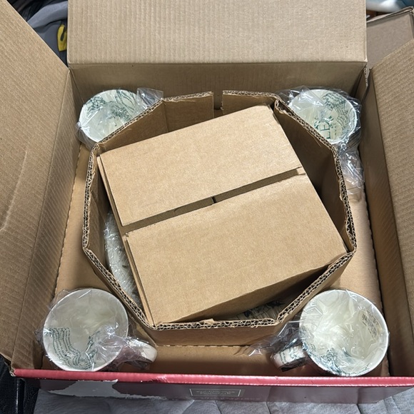 LENOX Winter Greetings 12-Piece 24K Gold Trimmed Dinnerware Set **New in Box** - Picture 2 of 6